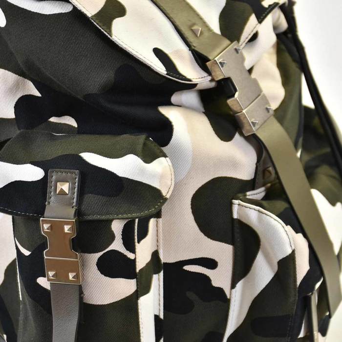 ヴァレンチノ  ロックスタッズ バックパック VALENTINO MY0B0556CDM Y89 迷彩柄 ミリタリー