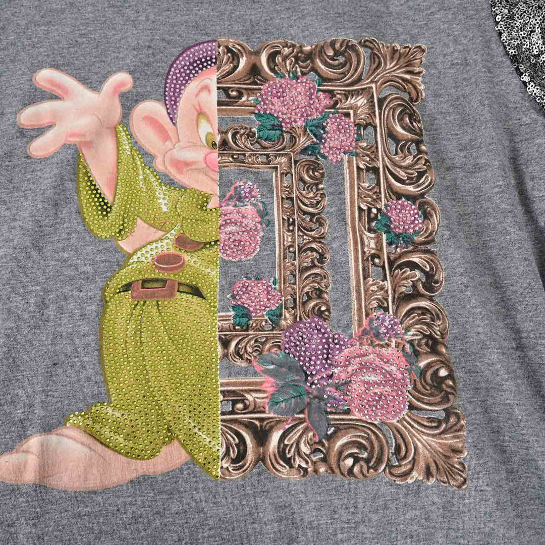 プラムス　PLUMS ディズニーコラボ　プリントTシャツ9DWT248B GRY028 グレー